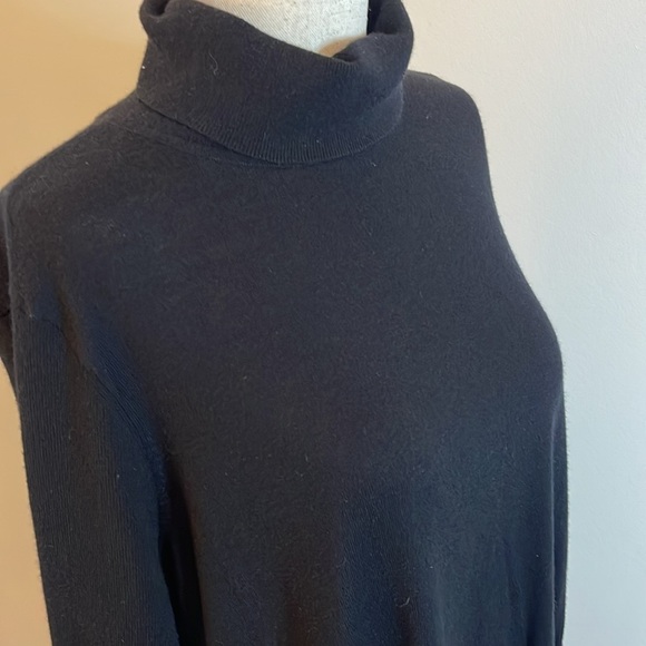 Chicos Featherweight Black Turtleneck Sweater Handkerchief Hem Size 1 - Picture 2 of 6